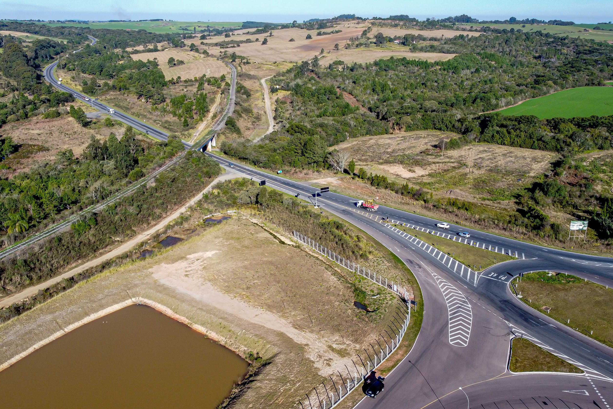 Leilão do 1º lote das novas concessões rodoviárias do Paraná será na próxima semana. Na foto, a BR-277 com PR-427. Foto: Roberto Dziura Jr/AEN