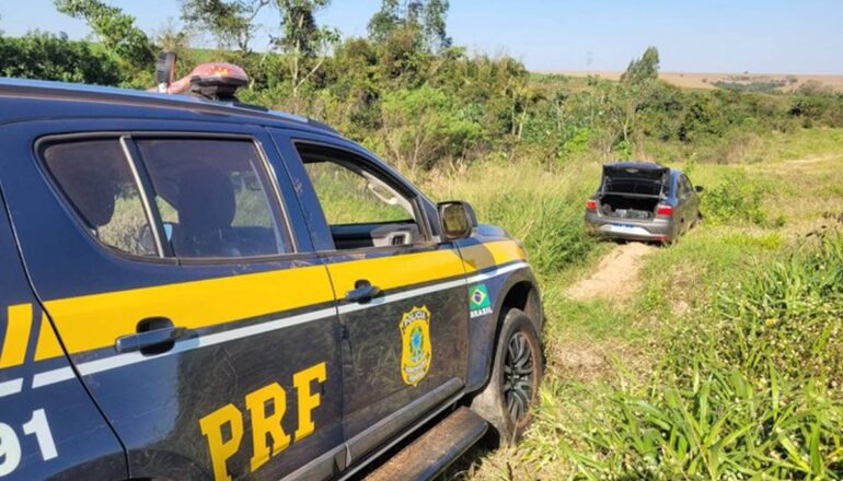 Polícia perseguiu o carro por cerca de dois quilômetros até a abordagem. Foto: Divulgação/PRF.