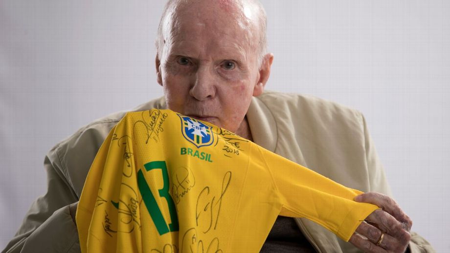 Zagallo beija camisa autografada da seleção brasileira na sede da CBF, no dia 24 de maio de 2018 Lucas Figueiredo/CBF