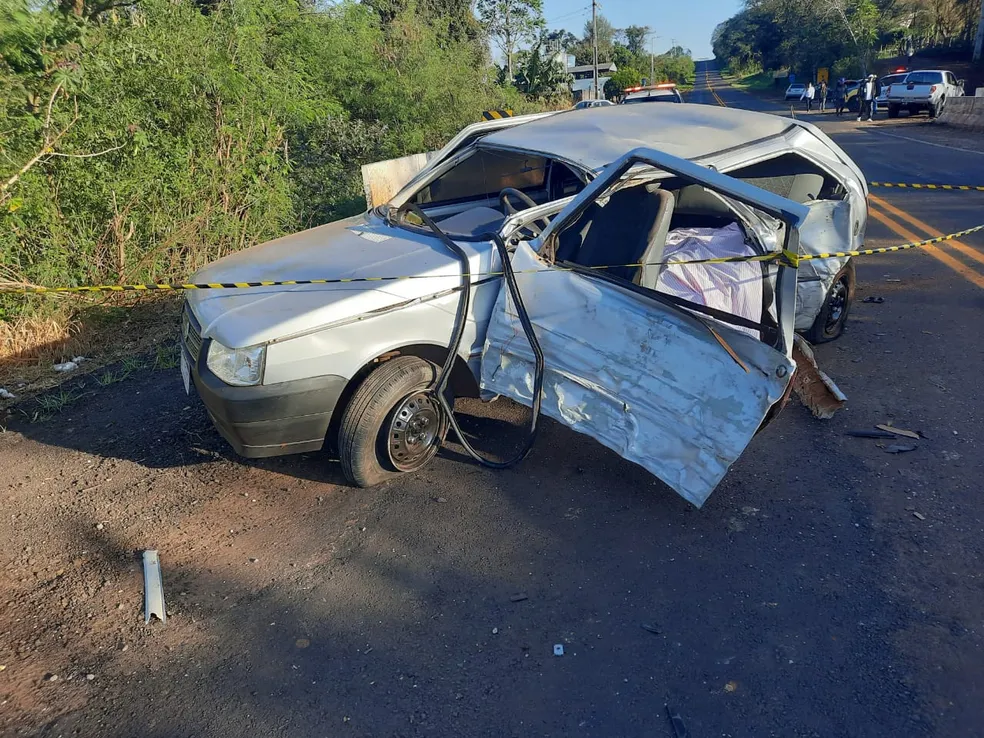 Dois jovens morrem após carro bater em cabeceira de ponte em Nova Cantu - Foto: PMPR