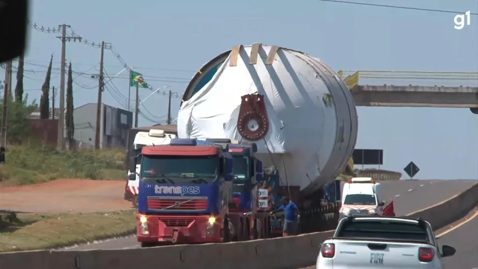 Polícia faz escolta de transporte de peça com mais de 150 toneladas na BR-376 no Paraná - Foto: Reprodução/RPC