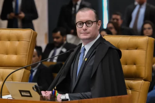 Ministro Cristiano Zanin durante sessão da 1ª turma do STF; ele foi indicado para o Supremo pelo presidente Luiz Inácio Lula da Silva - Foto: Poder 360