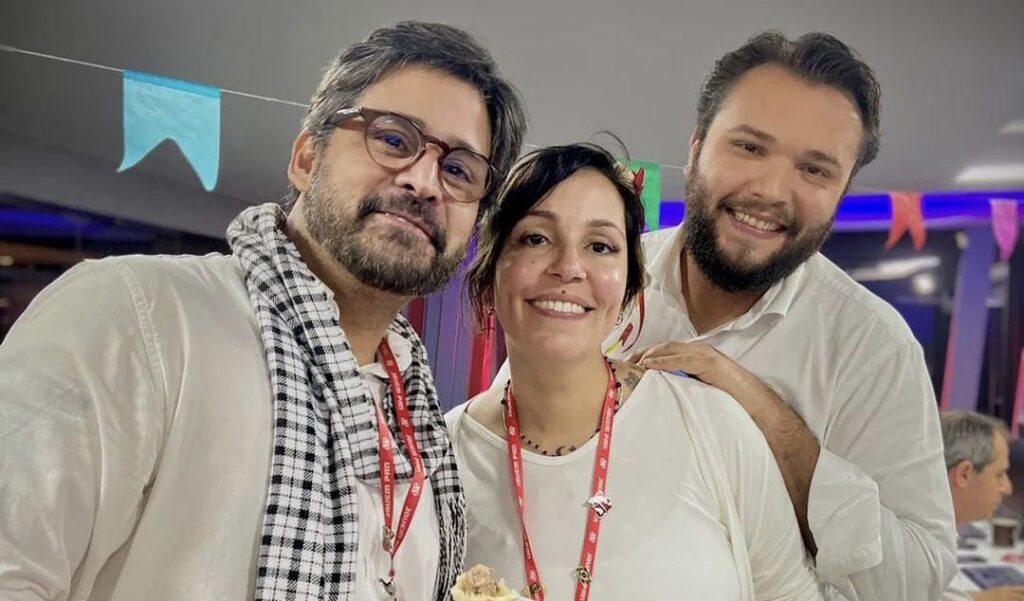 Virgílio Dias, de óculos, posa ao lado de Mariana Ferreira e Carlos Aros: diretor foi demitido pela Jovem Pan (foto: Reprodução)