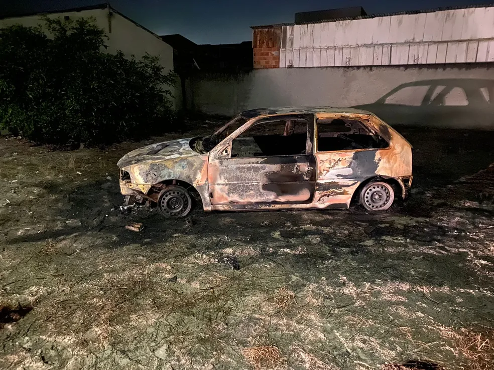 Carro dos suspeitos foi incendiado após roubo. - Foto: Mauro Junior