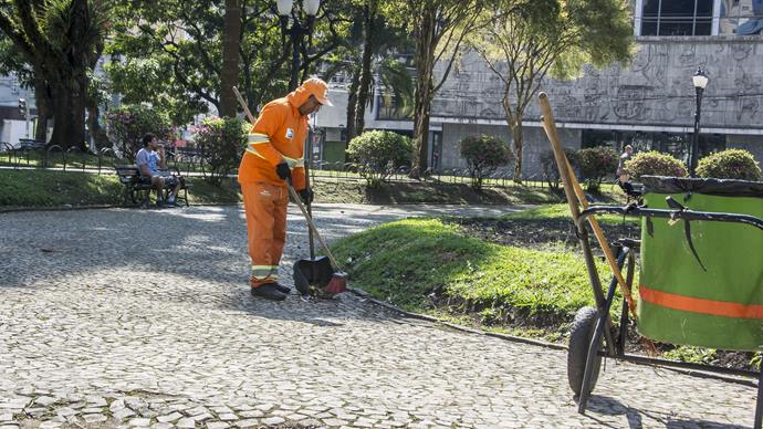Serviço de varrição limpeza de ruas e praças da cidade. Curitiba, 23/08/2023 Foto: Levy Ferreira/SMCS