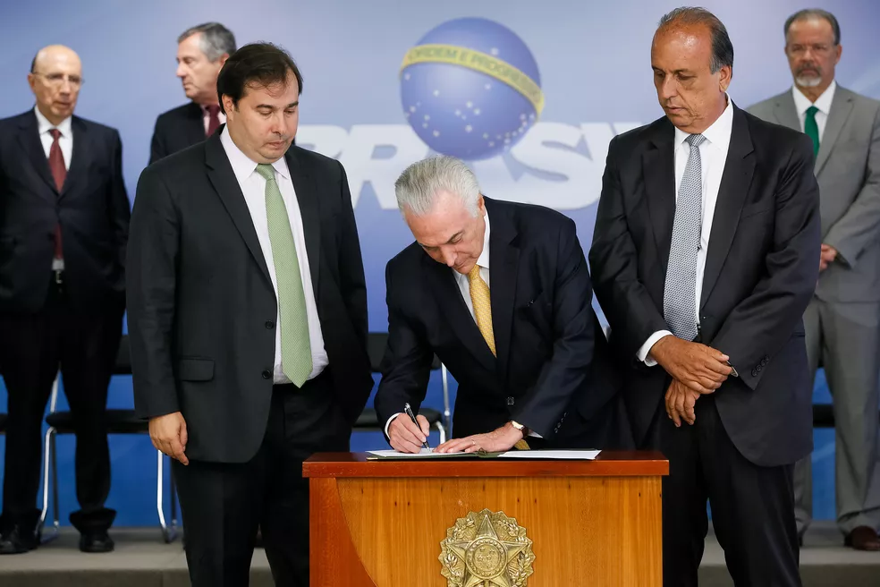 Temer assina decreto de intervenção federal no RJ durante cerimônia em Brasília nesta sexta-feira (16) - Foto: Beto Barata/Presidência da República