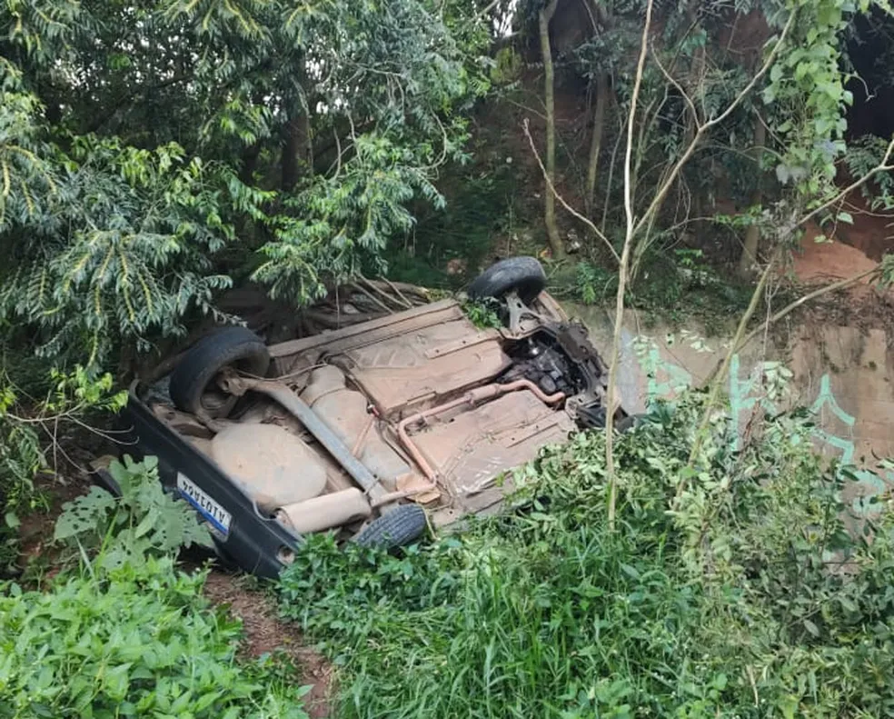 Carro despencou de viaduto em Ponta Grossa (PR) - Foto: Reprodução/Corpo de Bombeiros
