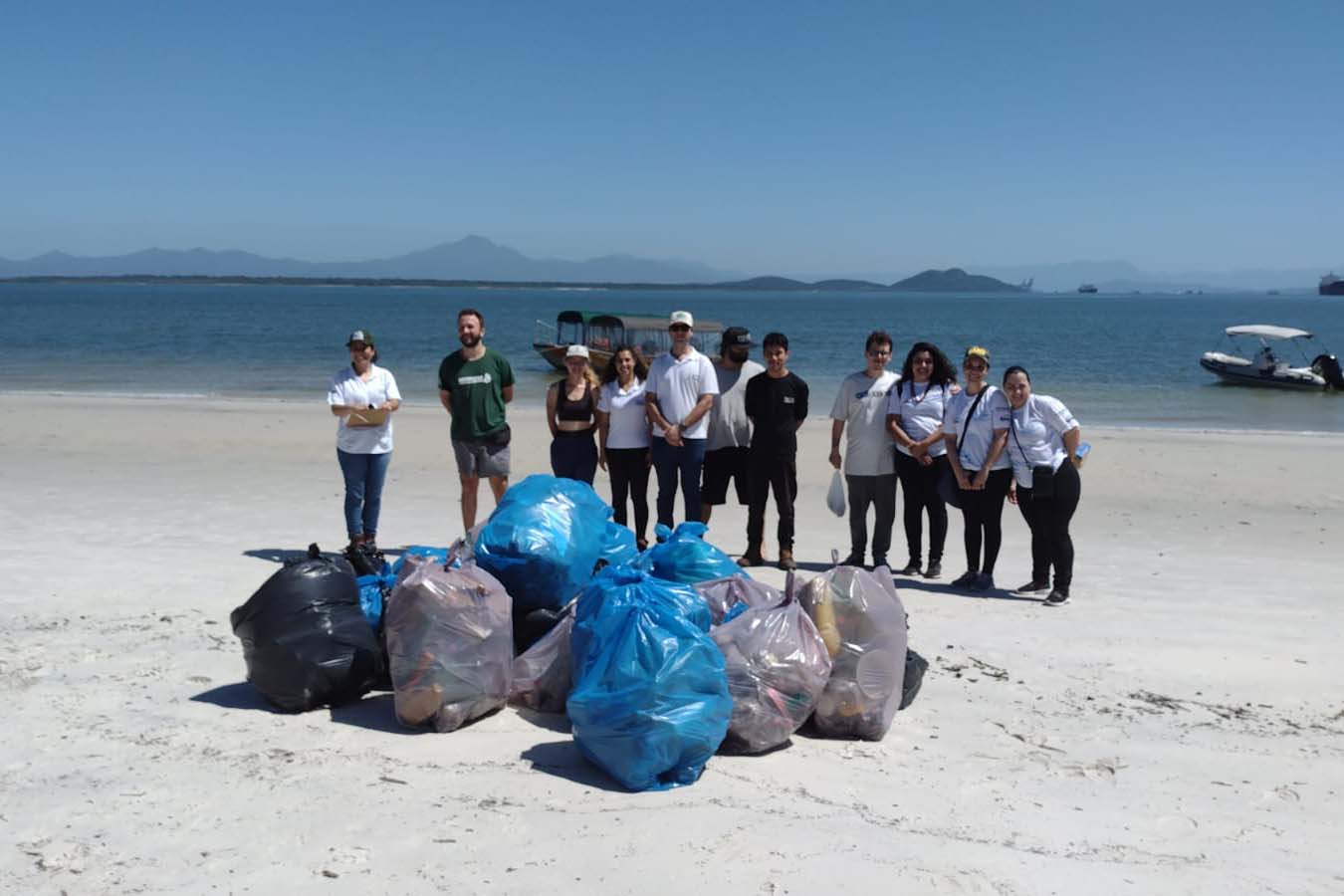 Portos do Paraná ajuda a retirar 220 quilos de resíduos de praia da Ilha do Mel Foto: Portos do Paraná