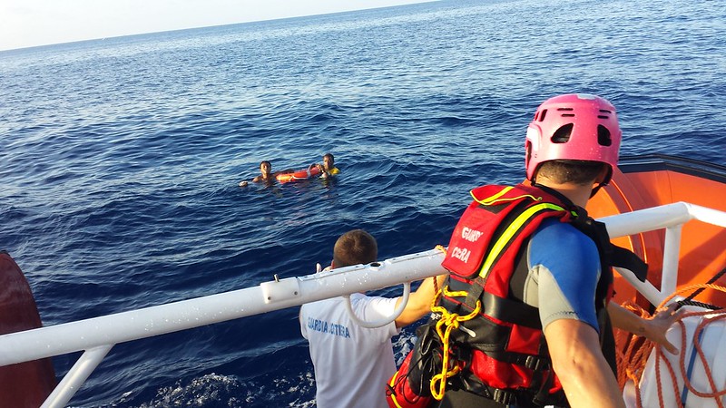 Guarda Costeira italiana resgata dois dos 156 sobreviventes da tragédia ocorrida na ilha de Lampedusa em 2013 (Foto: UN refugee agency/Flickr)