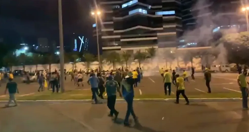 Apoiadores do ex-presidente Bolsonaro tentaram invadir a sede da PF em dezembro de 2022 - Foto: g1 DF