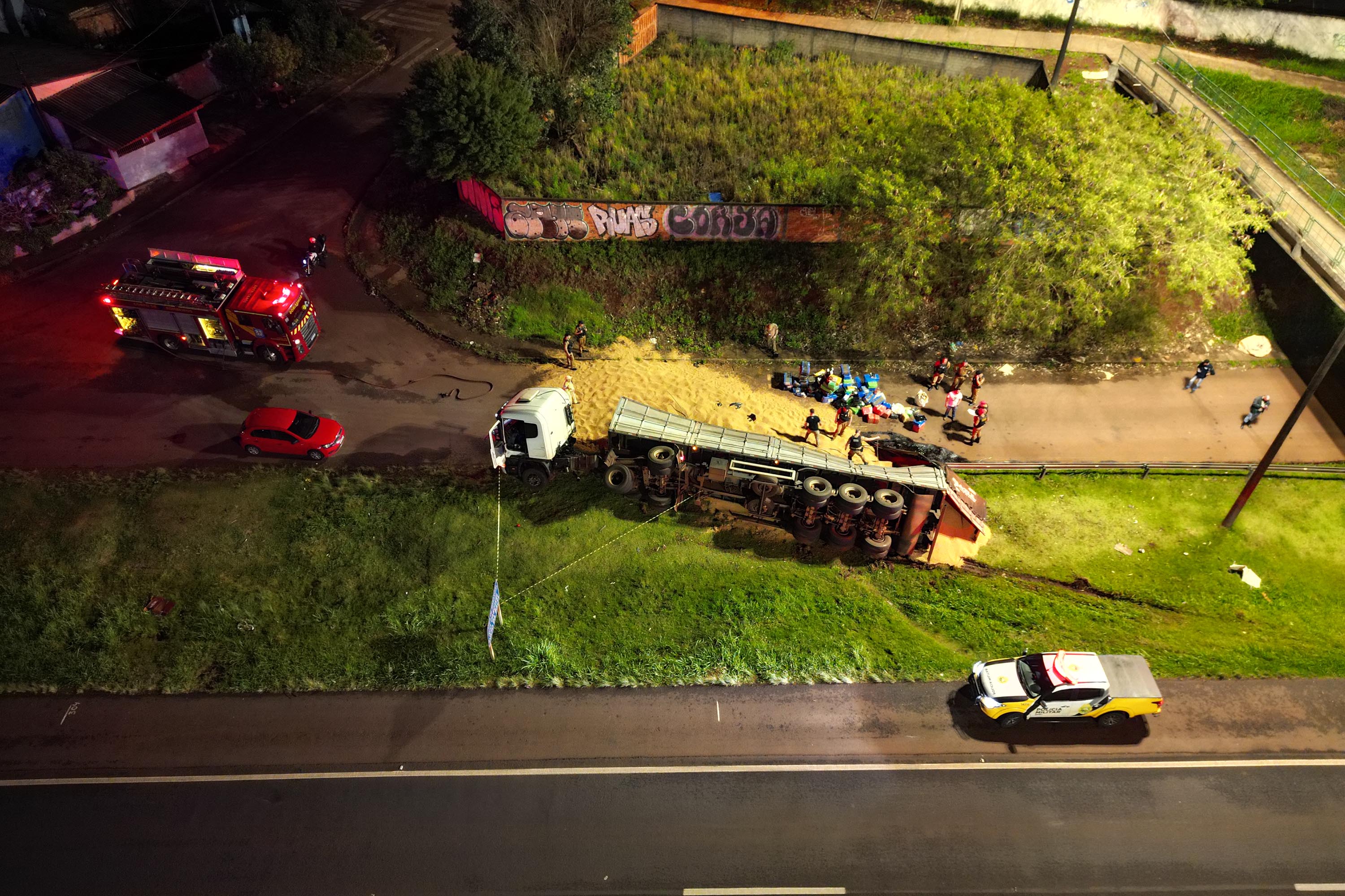 Polícia Militar encontra 3,2 toneladas de maconha em carreta tombada em Cascavel Foto: PMPR
