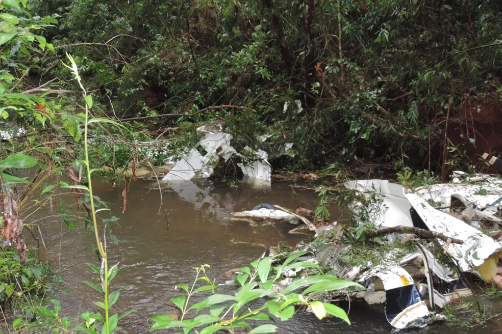 Avião caiu no Rio Macaco, entre Mato Rico e Roncador, na região central do Paraná - Foto: Jorge Tolim/Você e Região