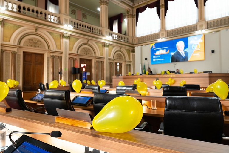 Os parlamentares receberam balões amarelos, em alusão às ações da campanha Setembro Amarelo, de combate ao suicídio. (Foto: Carlos Costa/CMC)