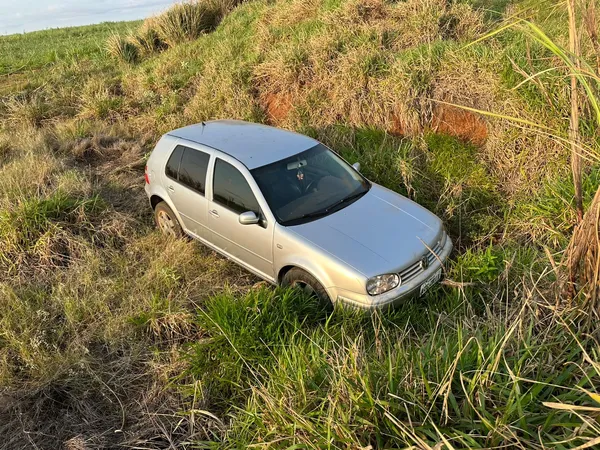 Homem usou carro da vítima para fugir e abandonou veículo em área rural do município - Foto: Polícia Civil do Paraná