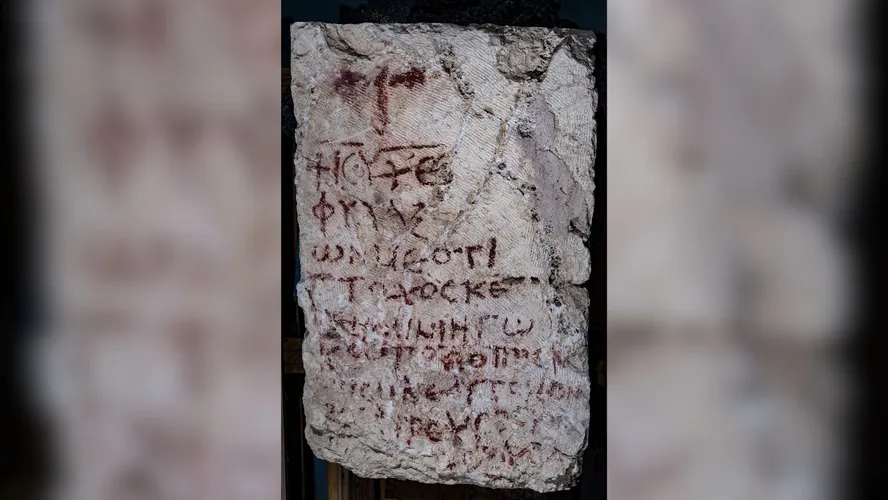 Inscrição grega bizantina do Salmo 86 encontrada no norte do deserto da Judeia - Foto: Hebrew University of Jerusalem