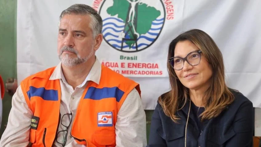 A primeira-dama Janja Lula da Silva (dir.) e o ministro da Secom, Paulo Pimenta (esq.), durante visita ao Rio Grande do Sul