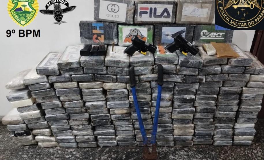Policiais Militares apreendem caminhão carregado com 176 kg de cocaína em Paranaguá Foto: PMPR
