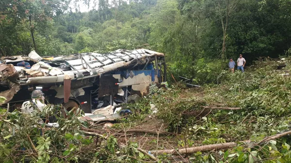 Ônibus caiu em ribanceira e deixou 10 mortos e outros 21 feridos - Foto: PRE