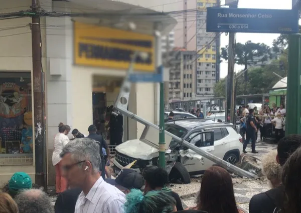 Motorista sobe em calçada e atropela pedestres na Praça Tiradentes, em Curitiba - Foto: Arquivo Pessoal