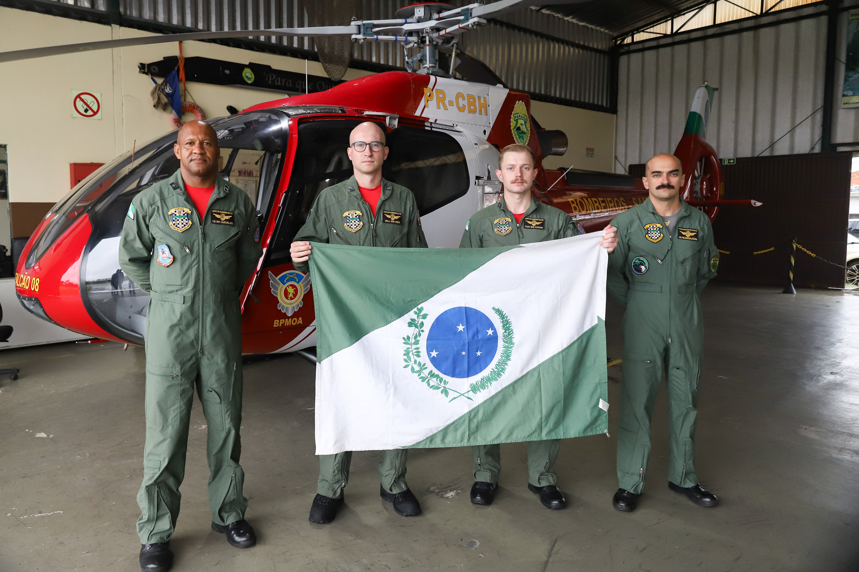 O governador Carlos Massa Ratinho Junior autorizou o envio de uma equipe e de um helicóptero do Batalhão de Polícia Militar de Operações Aéreas (BPMOA) para auxiliar nas operações de Defesa Civil na r