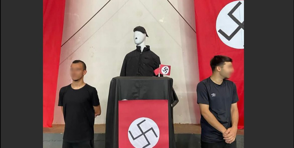 Estudantes fazem trabalho escolar sobre o nazismo | Foto: reprodução redes sociais