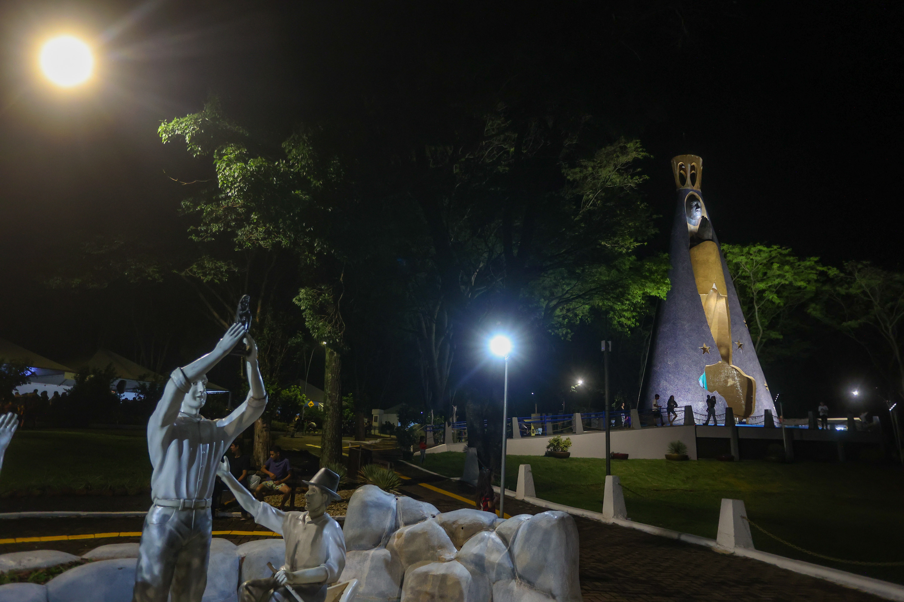 Com o maior monumento dedicado a Nossa Senhora Aparecida na América Latina, Itaipulândia recebe milhares de romeiros no Dia da Padroeira. Foto: Gilson Abreu/AEN