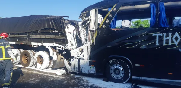 Motorista de 63 anos morre após ônibus de turismo bater na traseira de carreta carregada com tinta - Foto: Polícia Rodoviária Federal