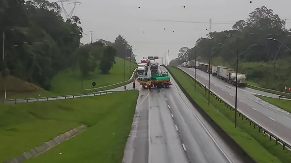 Trânsito é liberado na BR-376 entre Paraná e Santa Catarina após bloqueio preventivo - Foto: Vanessa Rumor/RPC