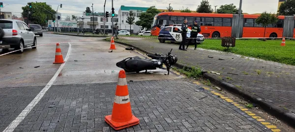 Casal em motocicleta morre após bater em carro na Linha Verde, em Curitiba - Foto: Victor Hugo Bittencourt/RPC