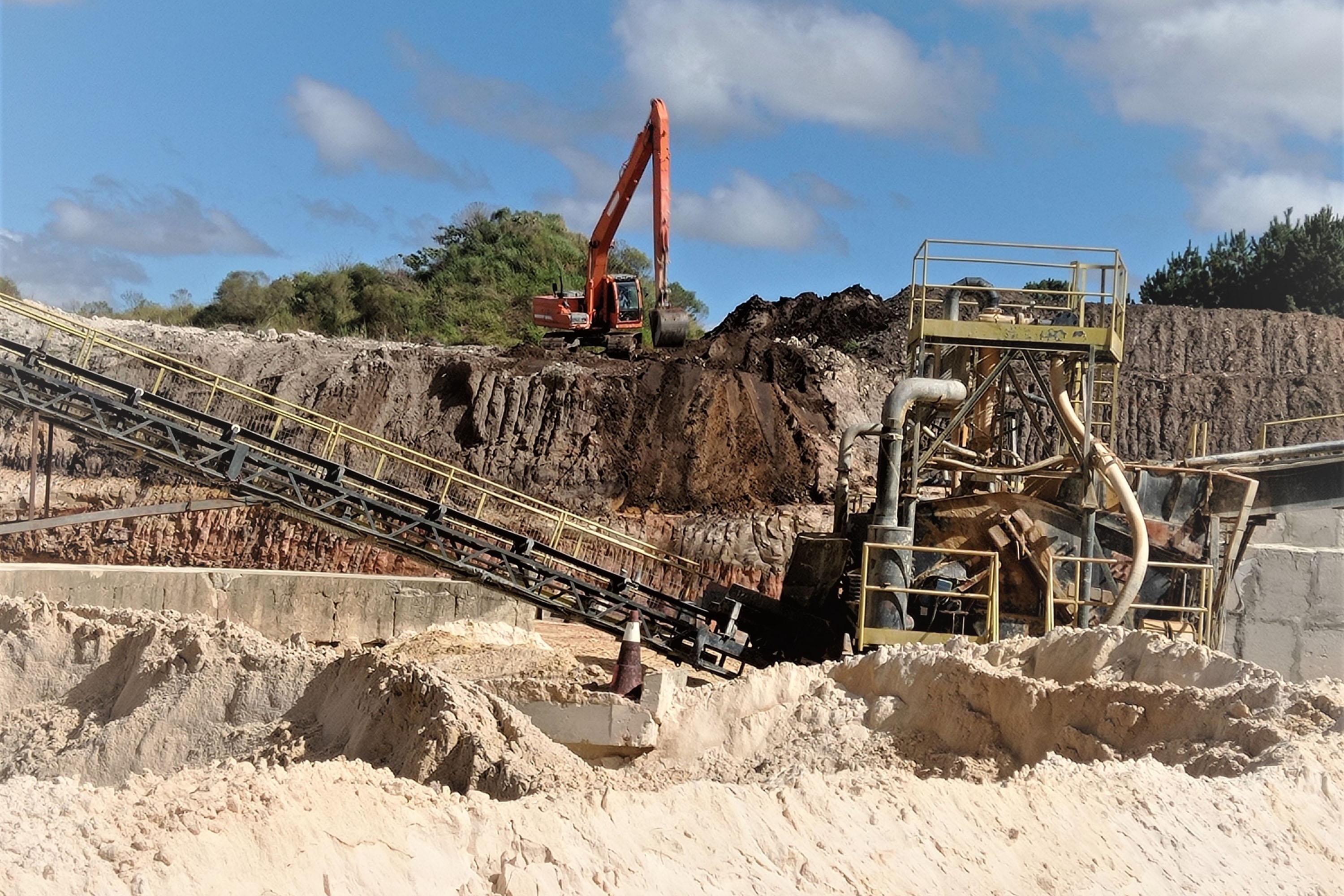 Paraná se destaca pela extração de minérios não-metálicos para a construção civil como areia, brita, cimento e cal. Foto: IAT