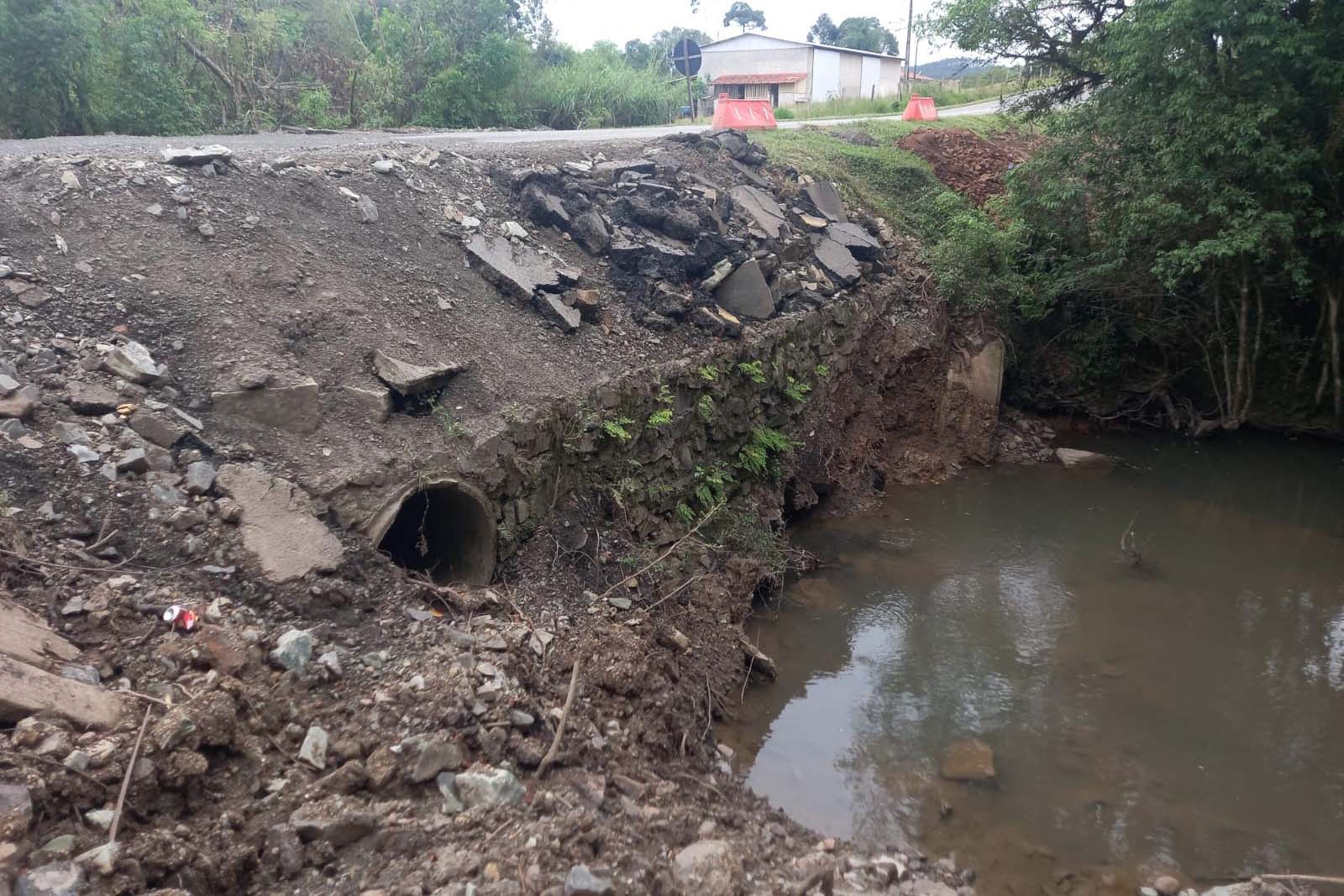 DER/PR vai substituir bueiro danificado em rodovia de Irati Foto: DER-PR
