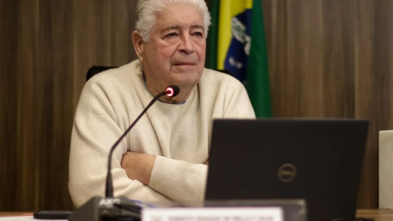 Roberto Requião exerceu cargos públicos de 1983 a 2019. Eduardo Matysiak