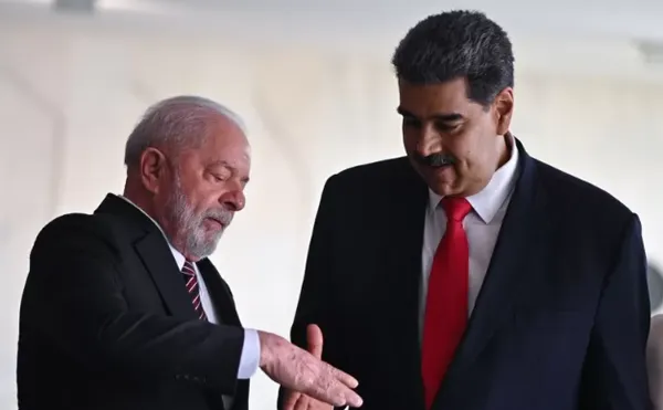 Nicolás Maduro encontra Lula em reunião com outros líderes sul-americanos no Brasil. - Foto: EPA