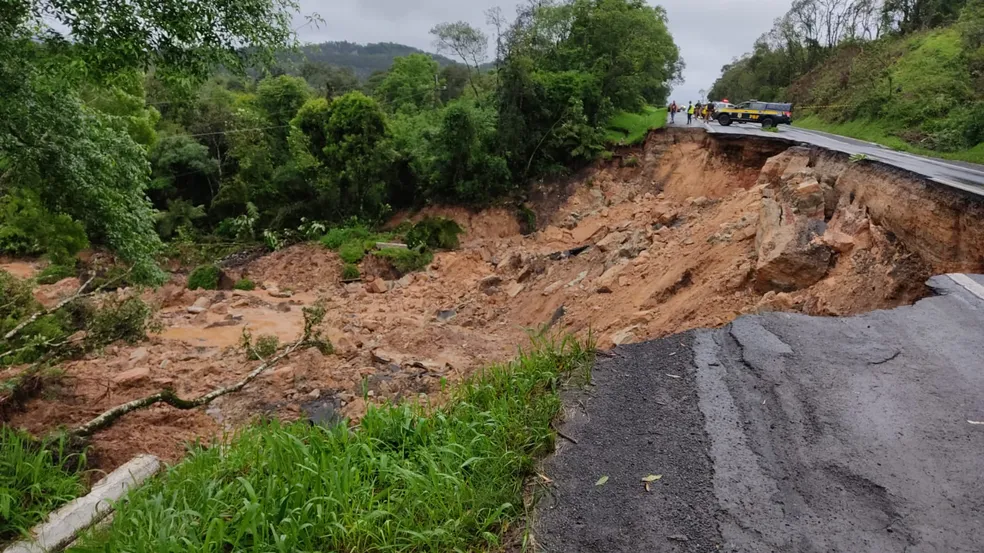 Deslizamento de terra leva parte da BR-476 e trecho da rodovia é totalmente interditado em União da Vitória - Foto: PRF/divulgação