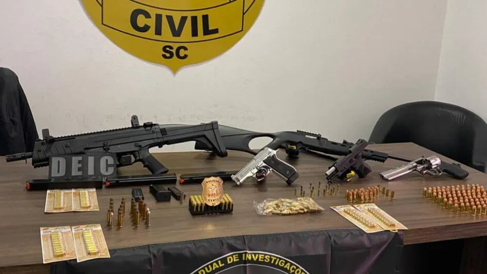Armamento encontrado com o empresário de Itajaí - Foto: Polícia Civil/Divulgação