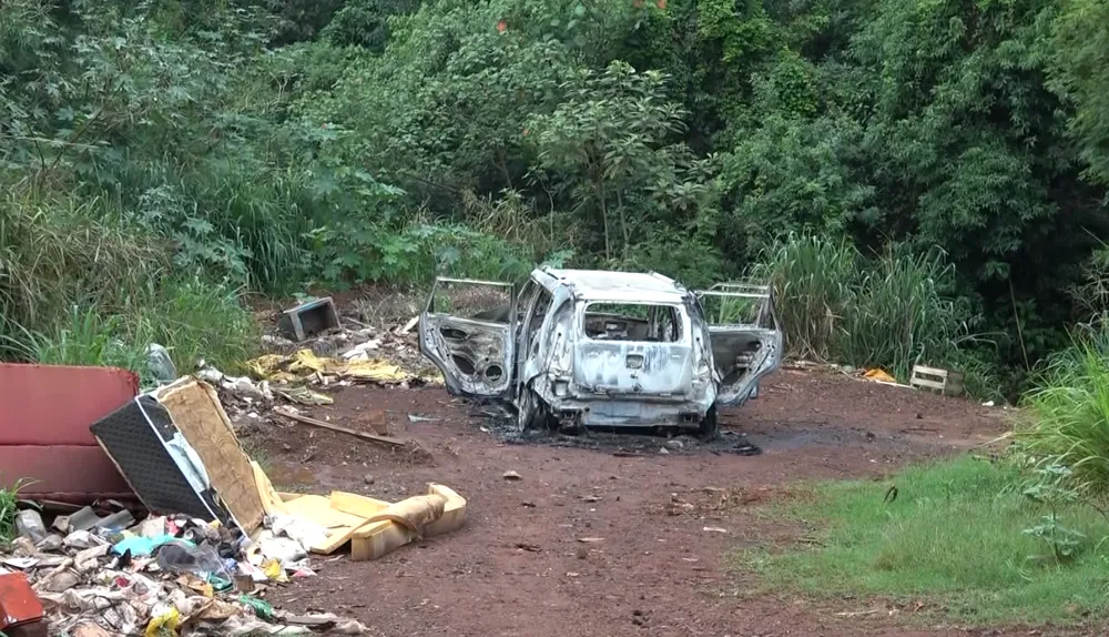 Corpo é encontrado carbonizado no banco traseiro de carro incendiado em Londrina - Foto: Reprodução/RPC