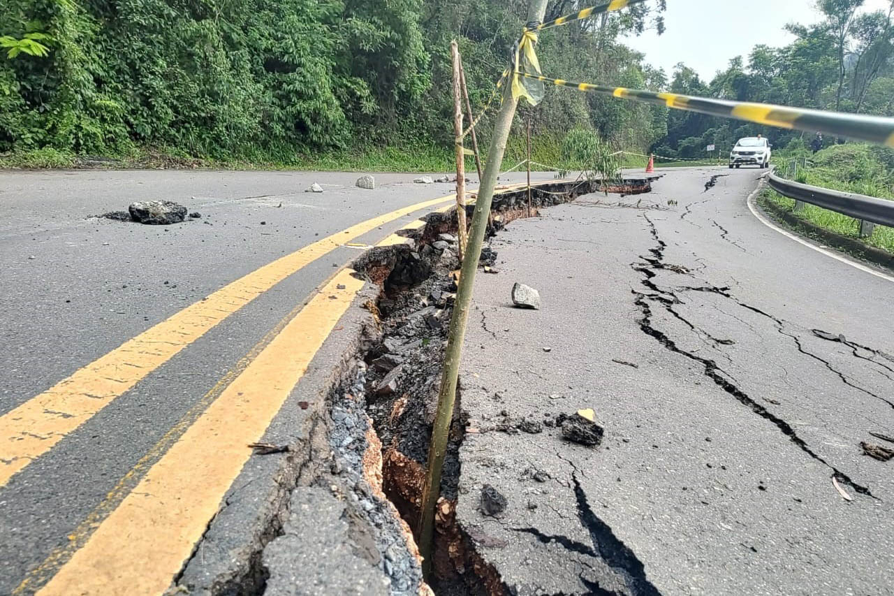 Rodovia entre Rio Branco do Sul e Cerro Azul tem bloqueio total Foto: DER-PR