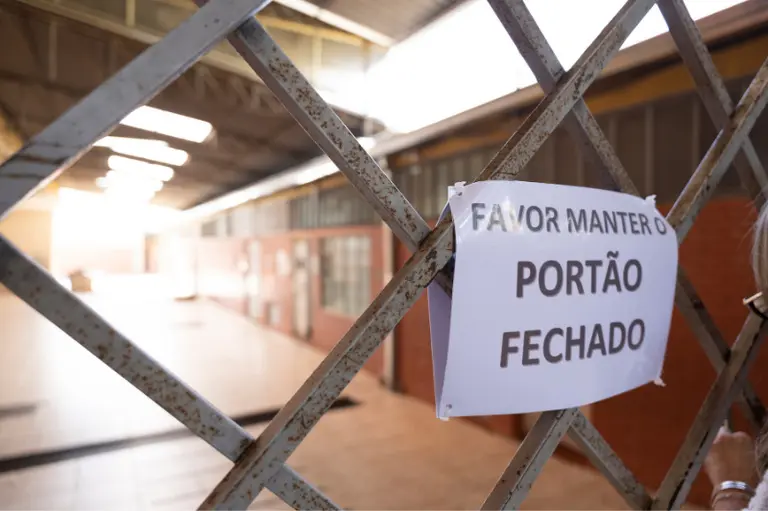 A ideia do projeto é que todas as escolas municipais de Curitiba tenham a presença de pelo menos um vigilante, portando arma de fogo durante o período escolar. (Foto: Rodrigo Fonseca/CMC)