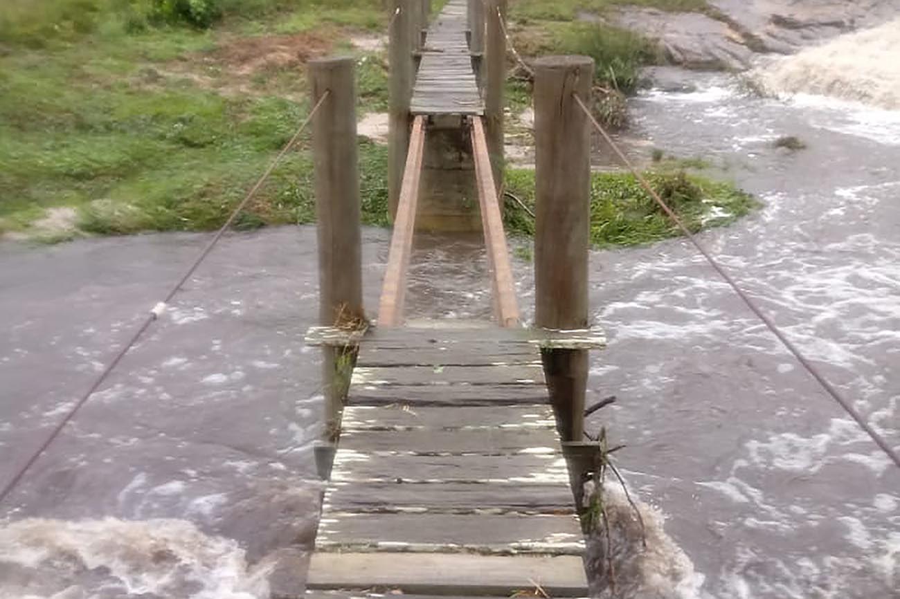 Parte da ponte que leva à cachoeira da Ponte de Pedra e ao mirante do Parque Guartelá caiu. Foto: IAT-PR