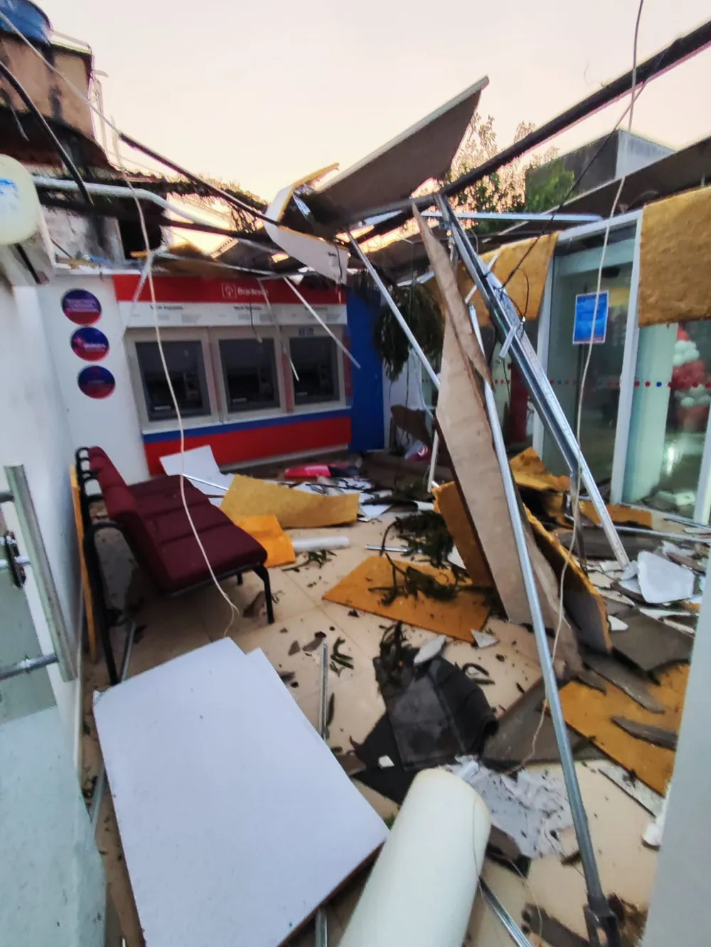 Agência bancária é destruída pelo temporal em Campo Mourão - Foto: Defesa CIvil/ divulgação