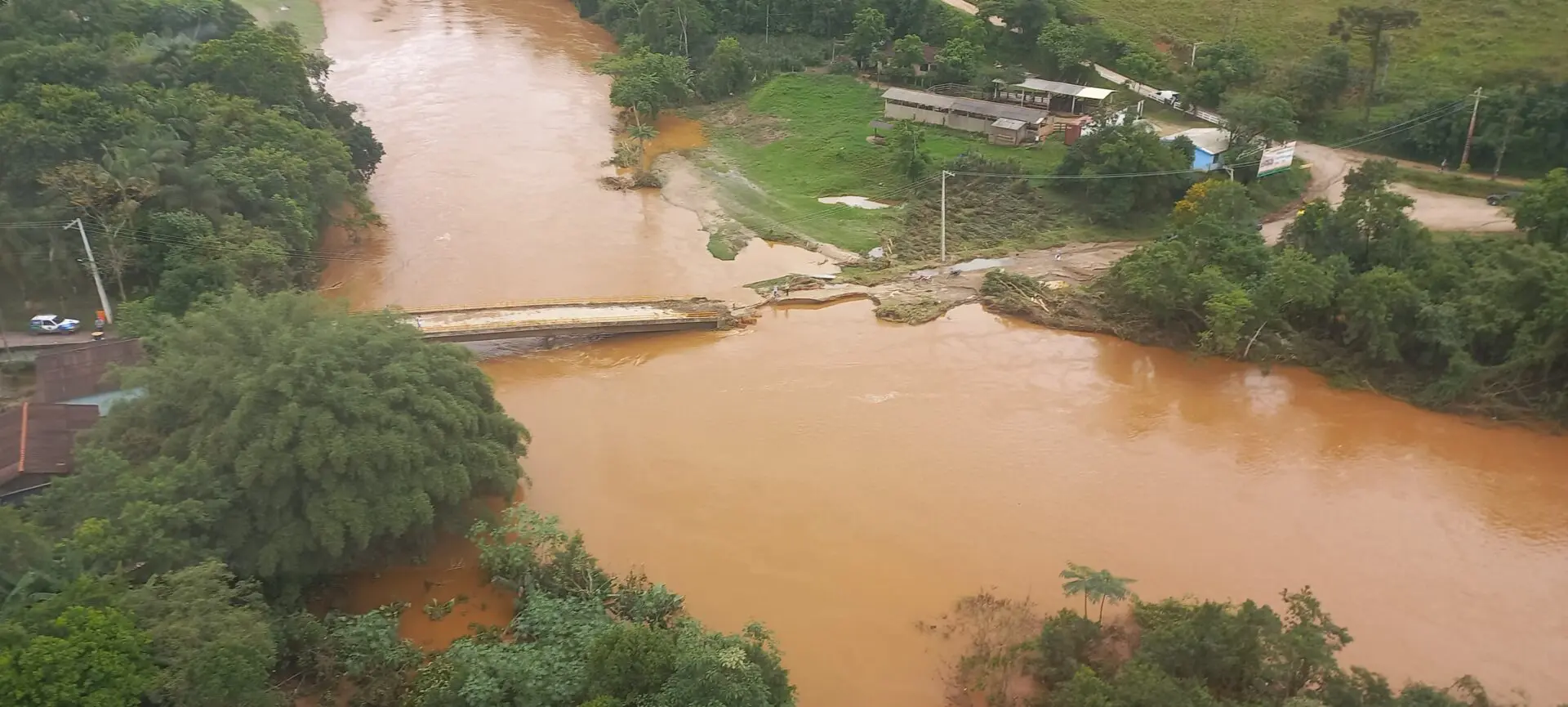 Ponte foi levada pela chuva em Rio Branco do Sul (Foto: BPMOA)