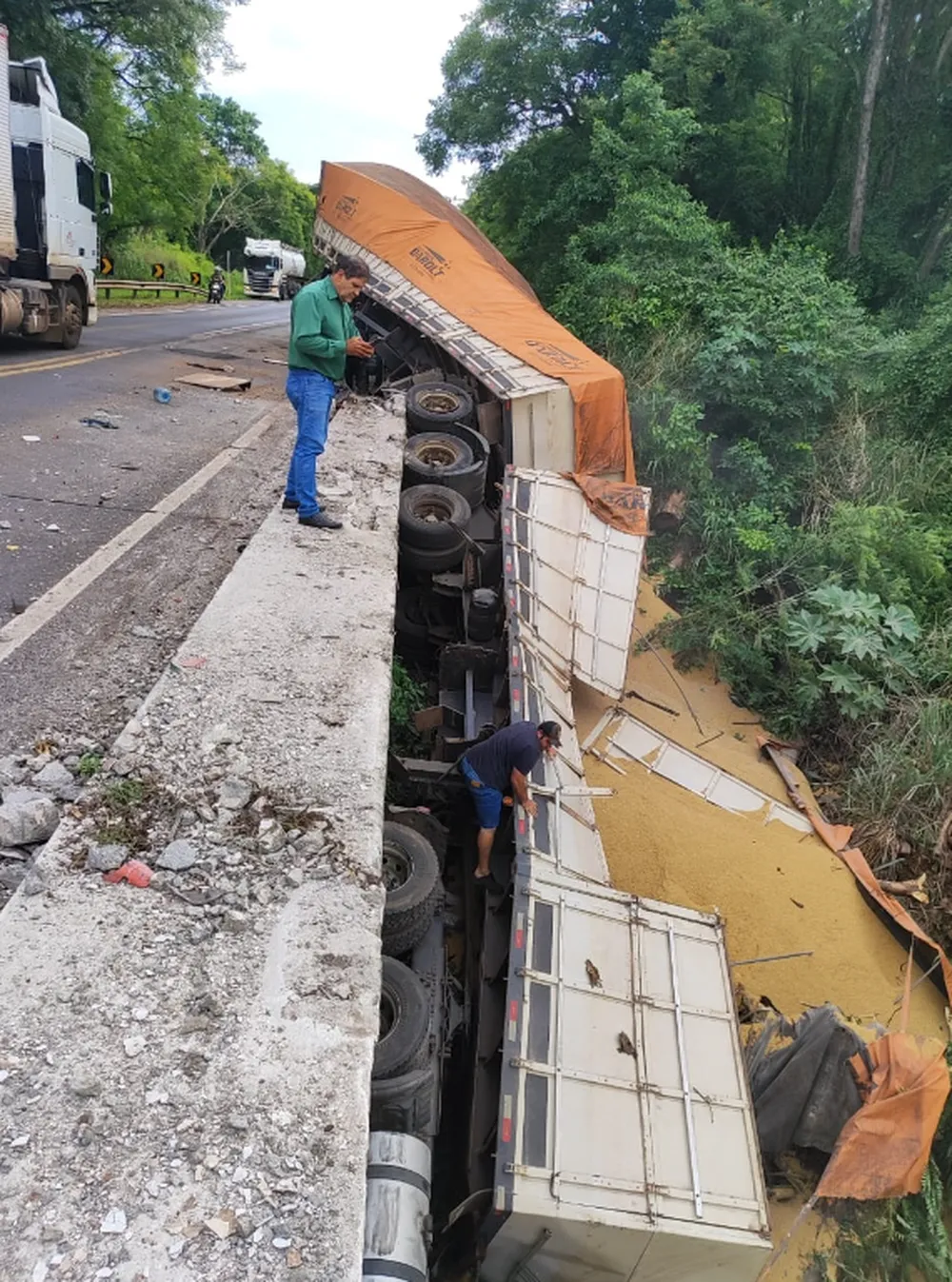 Carreta perde o freio, bate na traseira de caminhão e fica pendurado em ponte, em Santo Antônio da Platina - Foto: NPDiário/ colaboração