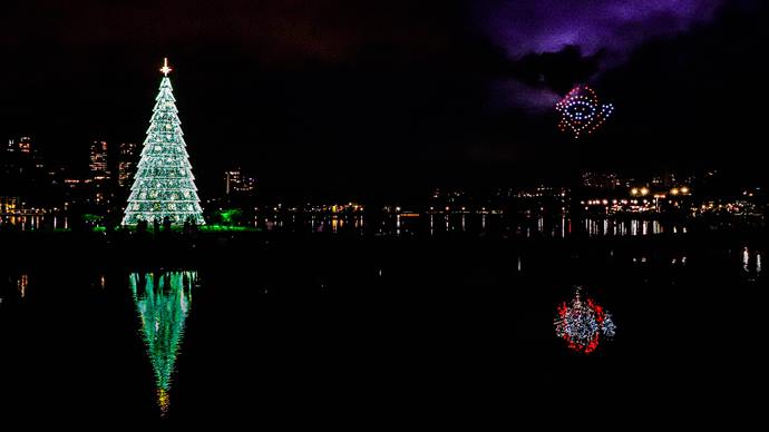 A maior árvore do Natal de Curitiba Luz dos Pinhais ficou ainda mais iluminada e um show de drones luminosos tornaram a vista noturna no Parque Barigui ainda mais encantadora. Curitiba, 10/12/2022. Fo