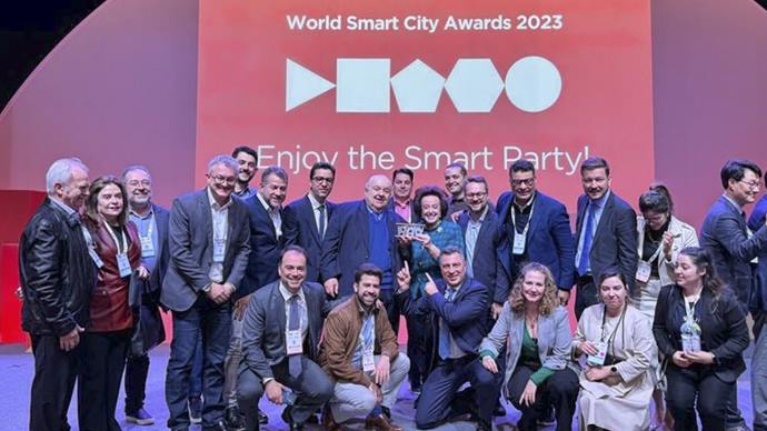 O prefeito Rafael Greca recebeu o principal prêmio do World Smart City Awards, na categoria "Cidades". - Foto: Divulgação iCities