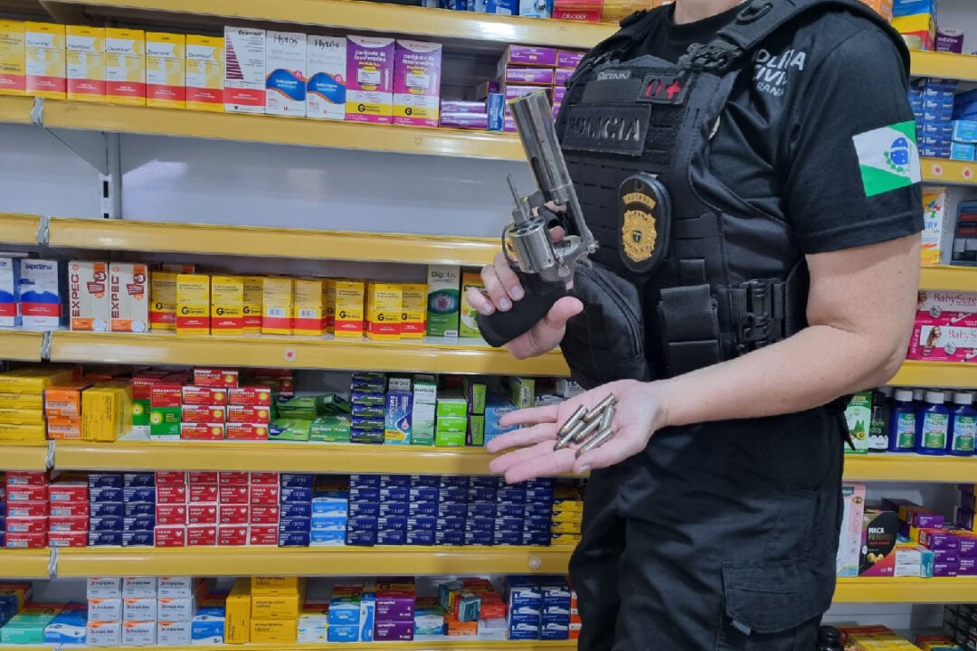 Revólver foi encontrado na prateleira de remédios da farmácia | Divulgação/Polícia Civil