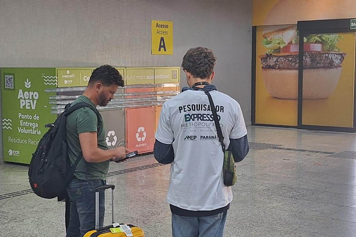 Amep realiza pesquisa sobre o VLT Metropolitano com usuários do Aeroporto Afonso Pena Foto: AMEP