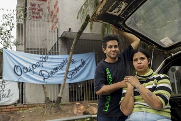 Liziane Pacheco Dutra e o seu marido Anselmo Pereira Gomes, integrantes da ocupação O Rio Mais Grande do Sul. Foto: Bruno Peres/Agência Brasil