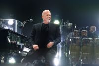 Aos 75 anos, Billy Joel adia turnê por condição médica e lamenta nas redes'